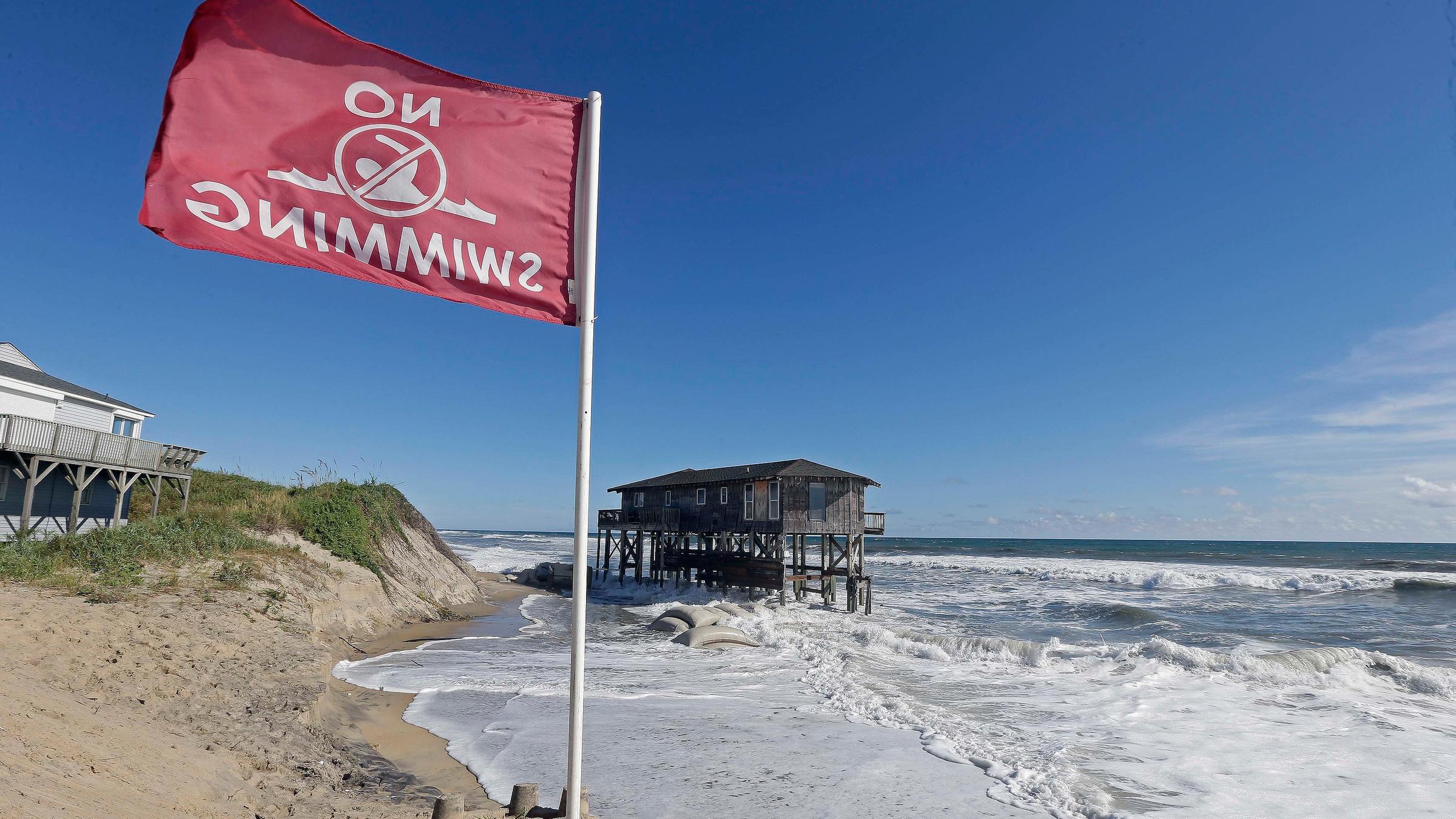 Rote Flagge am Strand von Nags Head, North Carolina.