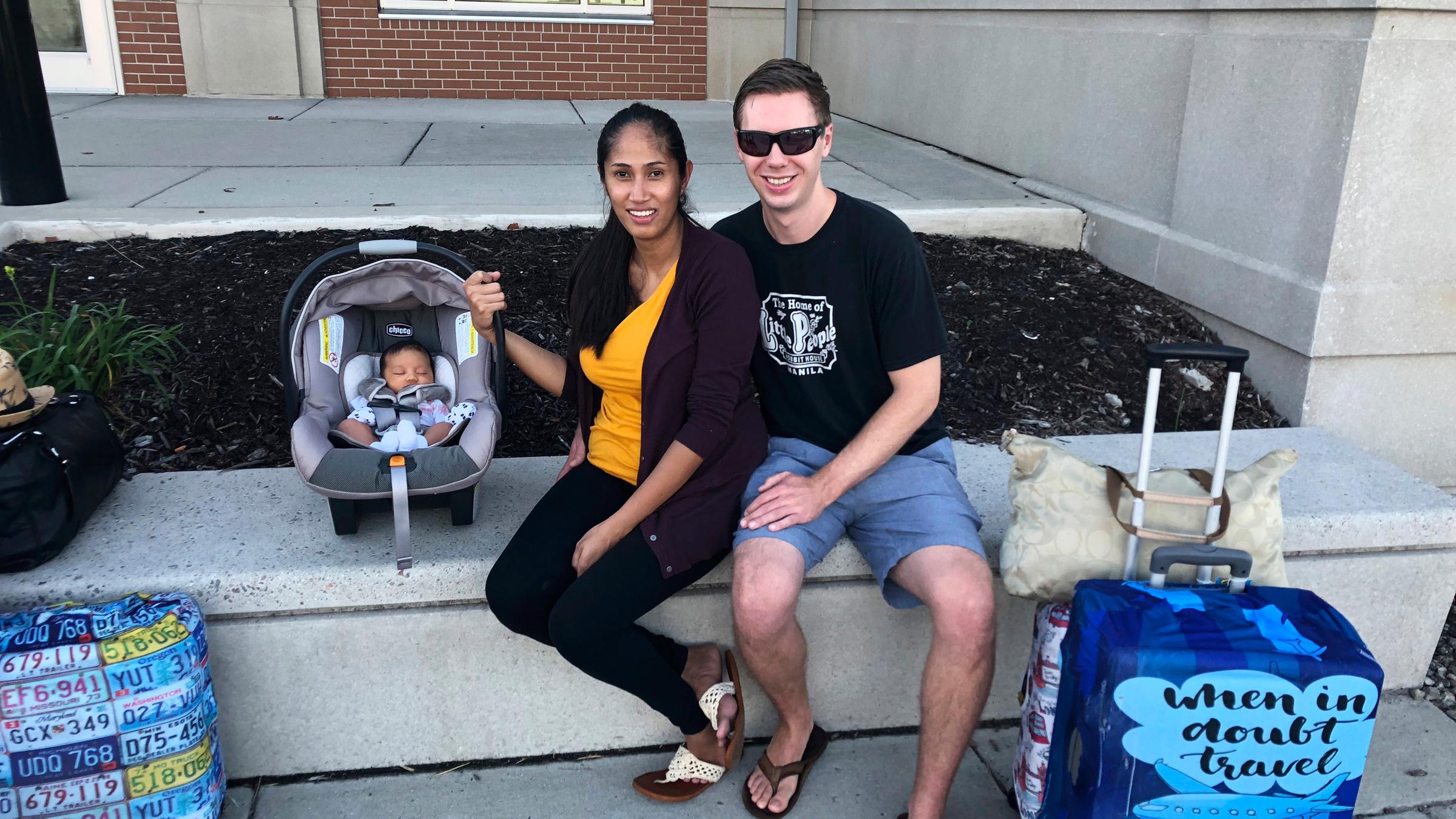 Colin and Louilyn Richards werden mit ihrem Baby Norfolk, Virginia, für ein paar Tage verlassen.