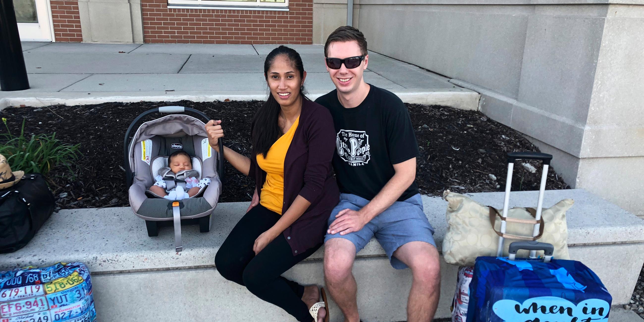 Colin and Louilyn Richards werden mit ihrem Baby Norfolk, Virginia, für ein paar Tage verlassen.