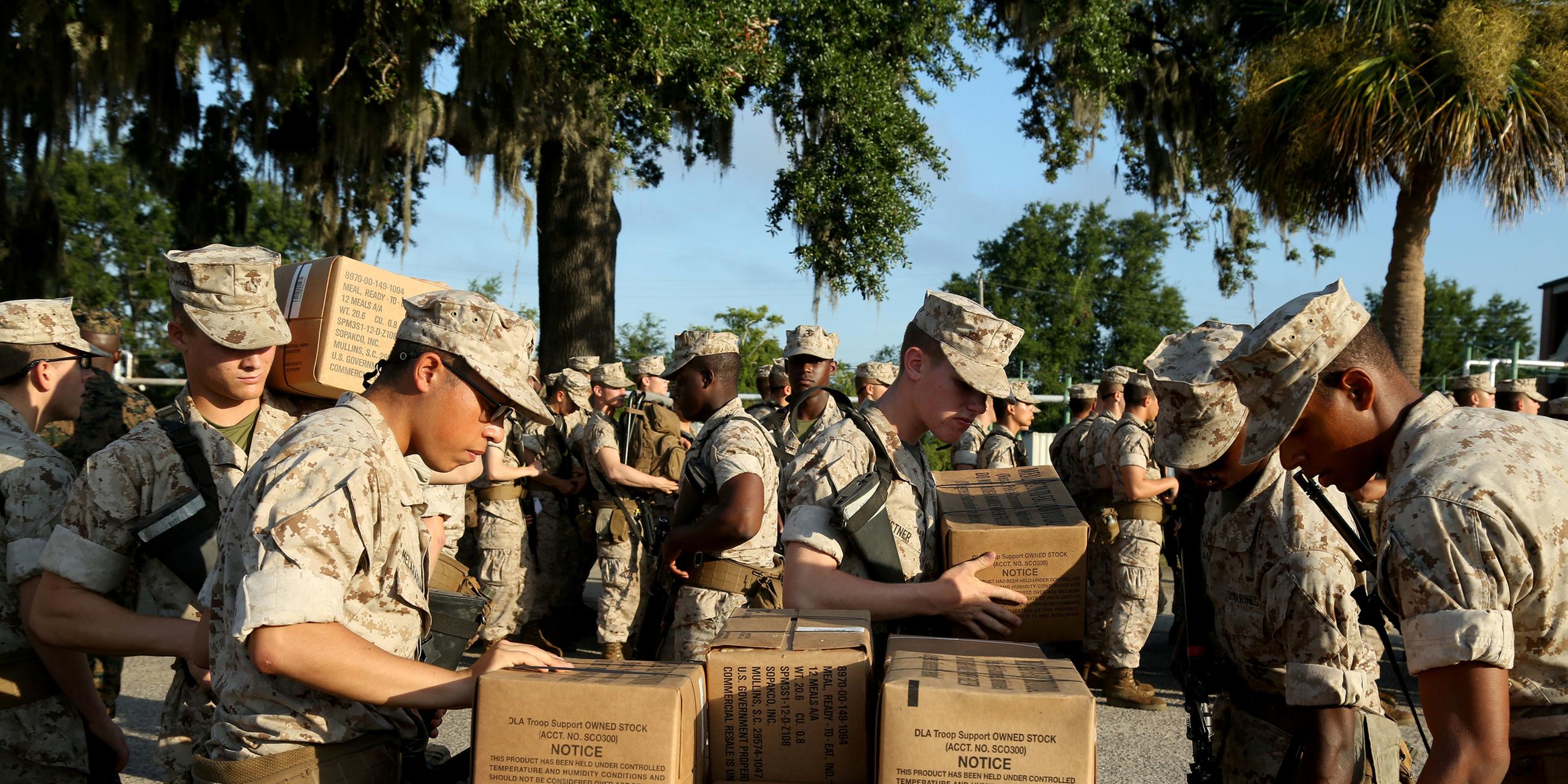 US Marines bereiten sich auf Parris Island, South Carolina, auf Evakuierungen vor.