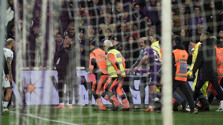 Der italienische Spieler Edoardo Bove bricht während des Spiels zwischen Florenz und inter Mailand zusammen und wird vom Platz getragen.