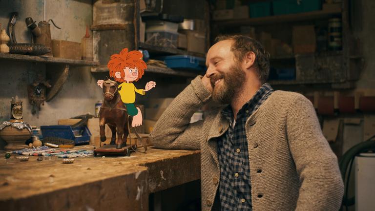 Florian Brückner als Schreiner Eder im Film "Pumuckl und das große Missverständnis".