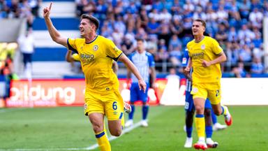 Florian Flick (Eintracht Braunschweig, l) jubelt. 