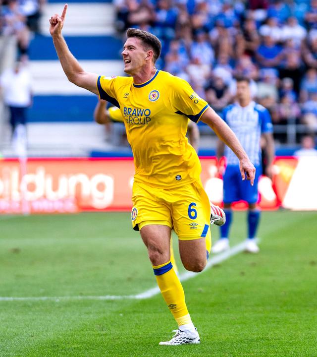 Florian Flick (Eintracht Braunschweig, l) jubelt. 