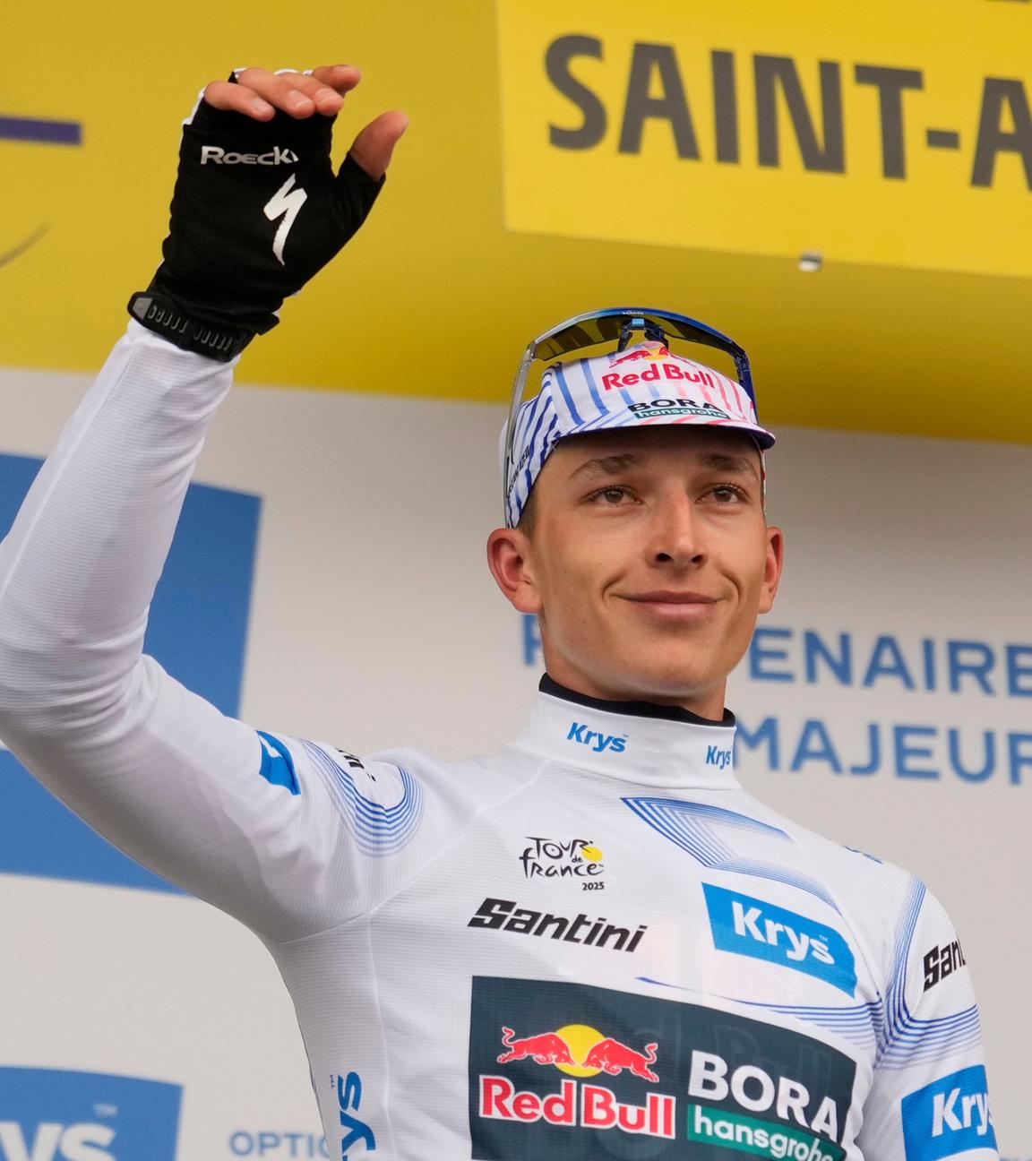 Der Deutsche Florian Lipowitz, der das Weiße Trikot des besten Nachwuchsfahrers trägt, feiert auf dem Podium.