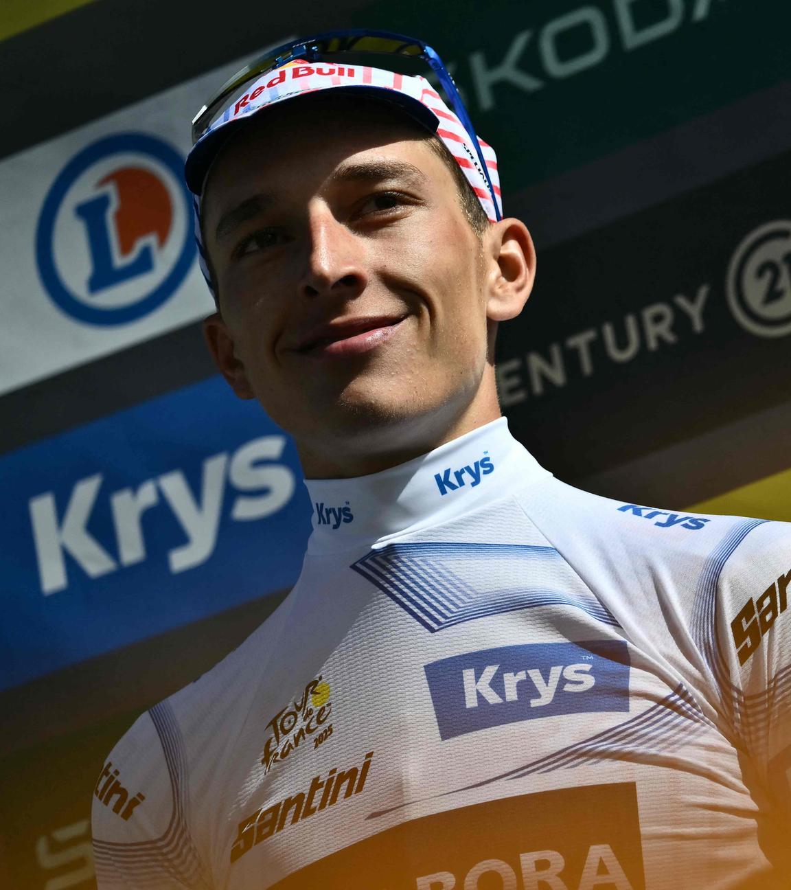 Der Deutsche Florian Lipowitz, der das Weiße Trikot des besten Nachwuchsfahrers trägt, feiert auf dem Podium.