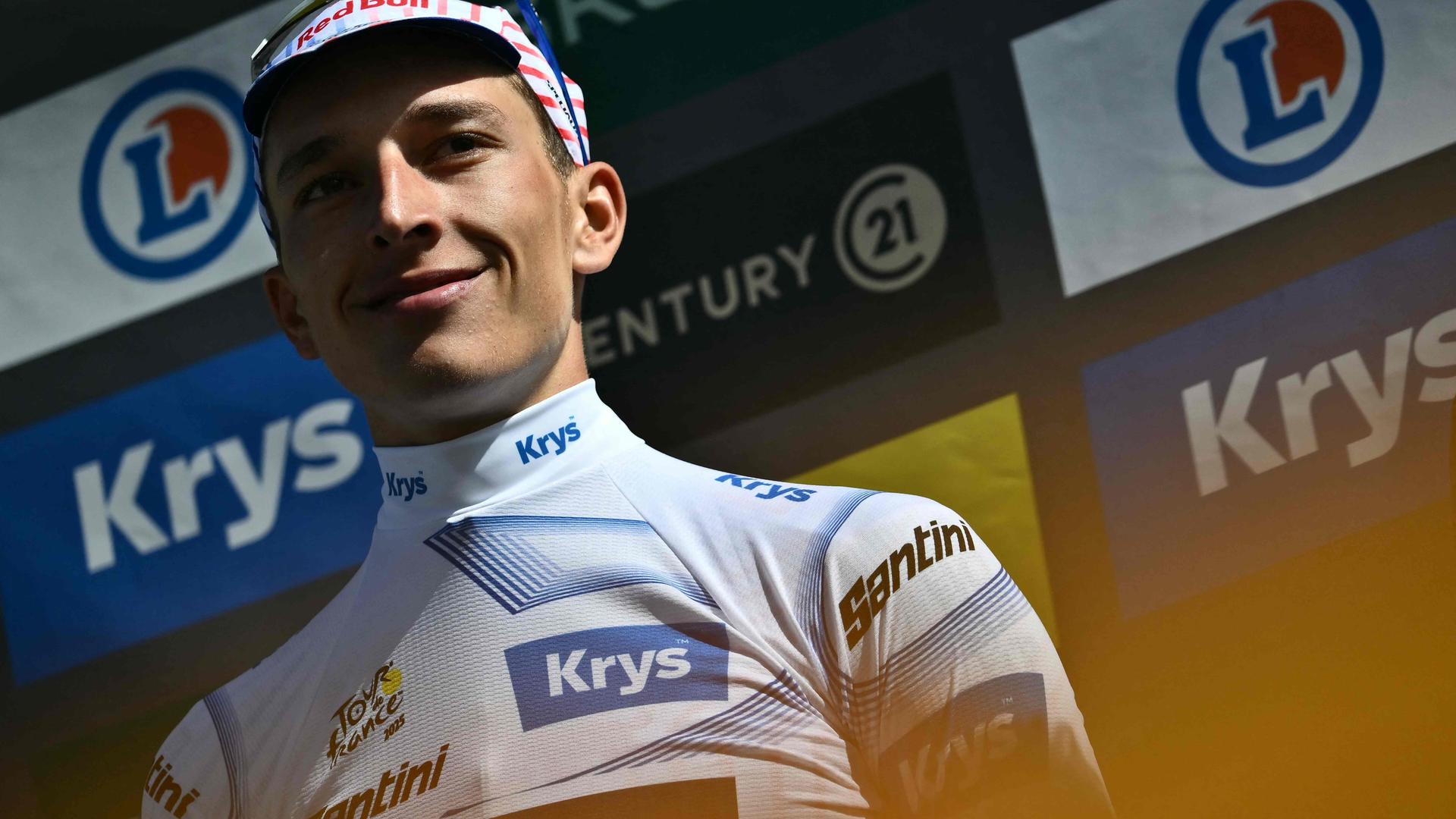 Der Deutsche Florian Lipowitz, der das Weiße Trikot des besten Nachwuchsfahrers trägt, feiert auf dem Podium.