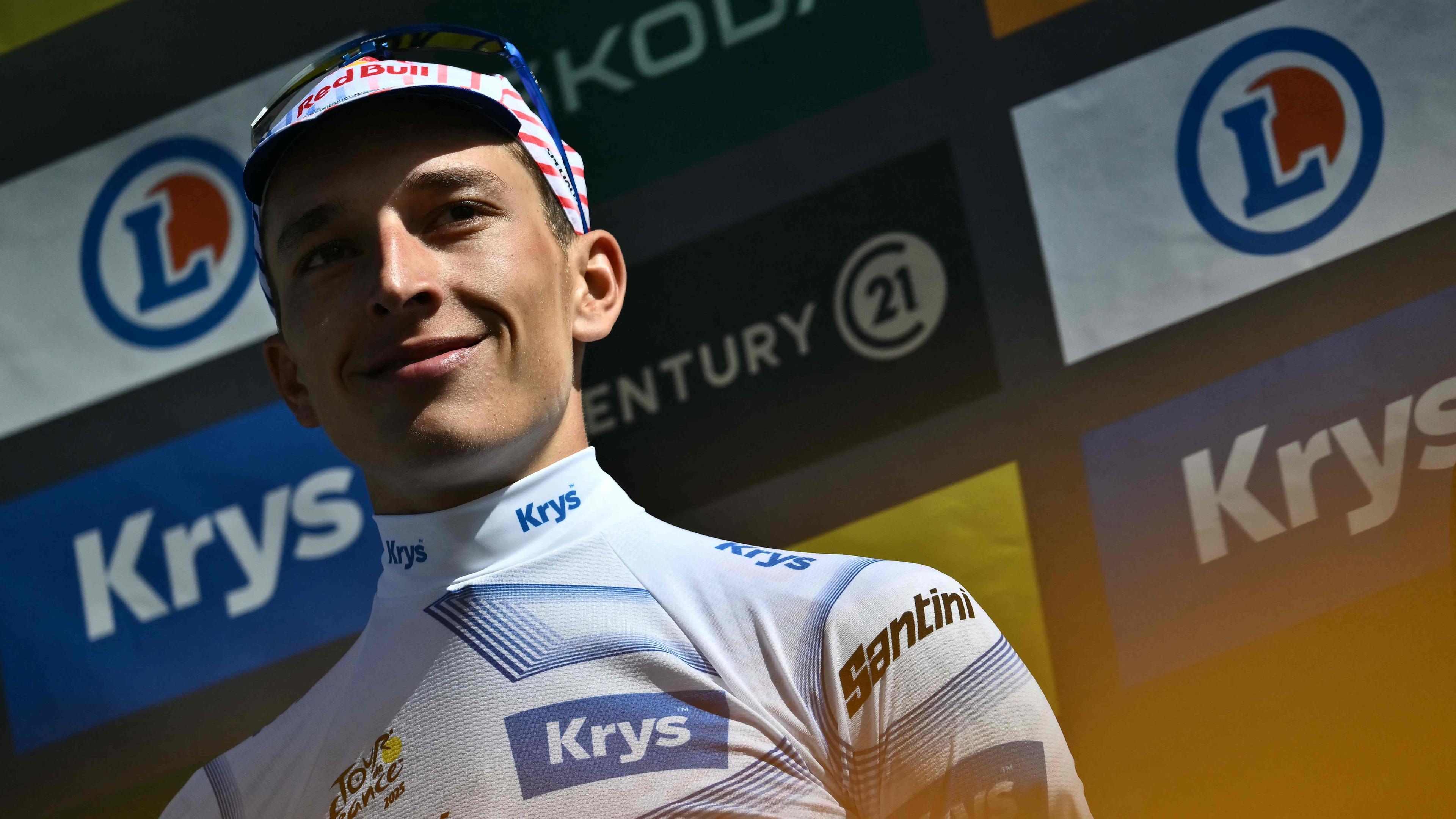 Der Deutsche Florian Lipowitz, der das Weiße Trikot des besten Nachwuchsfahrers trägt, feiert auf dem Podium.