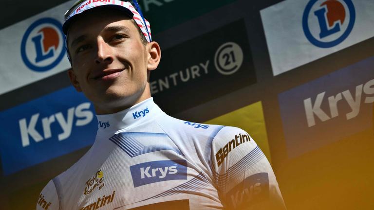 Der Deutsche Florian Lipowitz, der das Weiße Trikot des besten Nachwuchsfahrers trägt, feiert auf dem Podium.