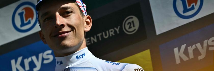 Der Deutsche Florian Lipowitz, der das Weiße Trikot des besten Nachwuchsfahrers trägt, feiert auf dem Podium.