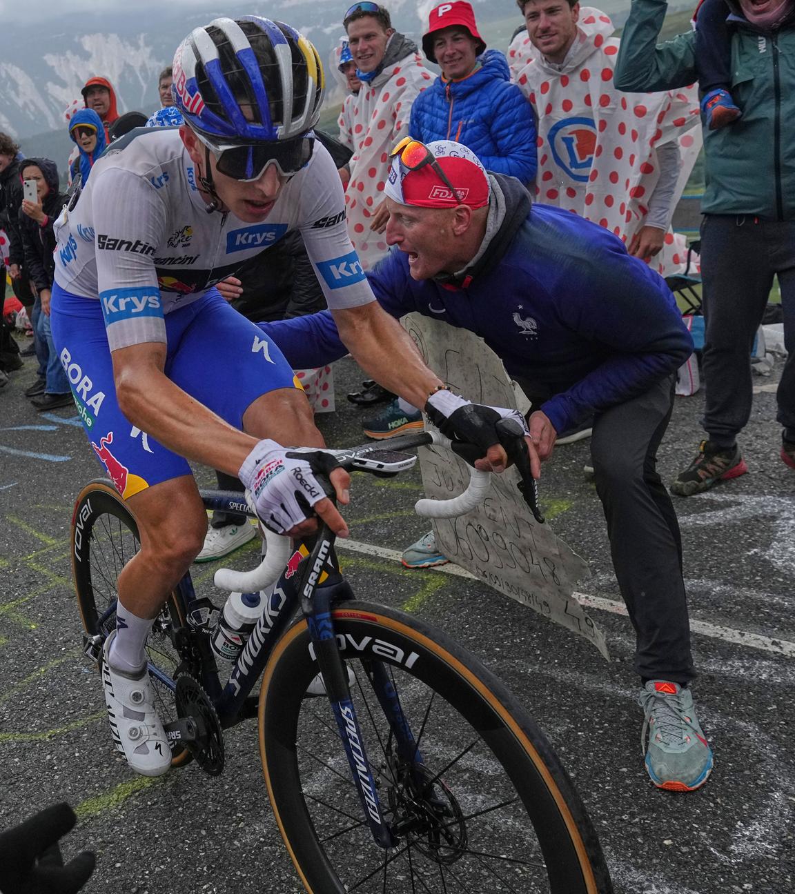 Tour de France, 18. Etappe. Florian Lipowitz auf dem Rad bei einem Anstieg