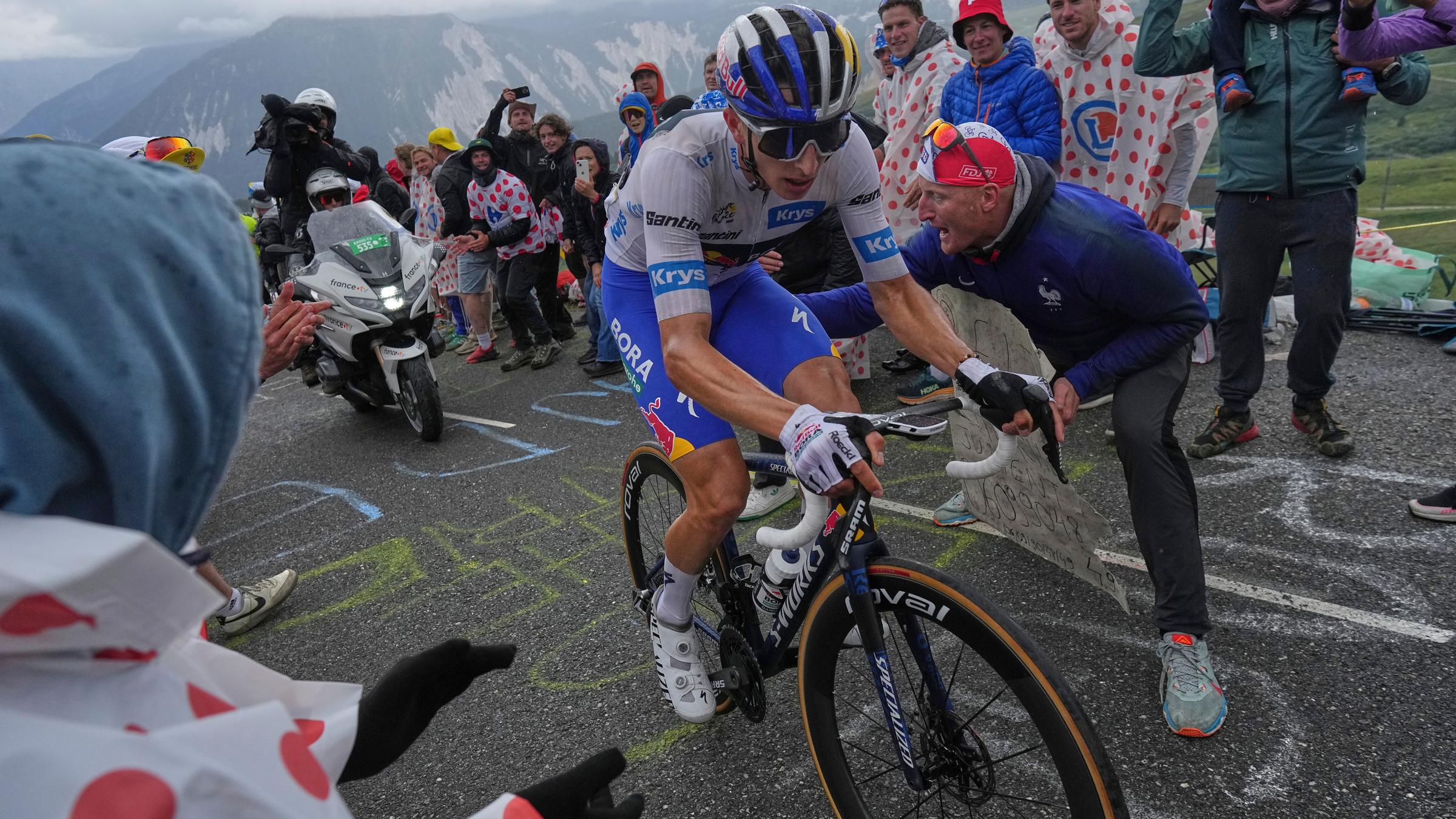 Tour de France, 18. Etappe. Florian Lipowitz auf dem Rad bei einem Anstieg