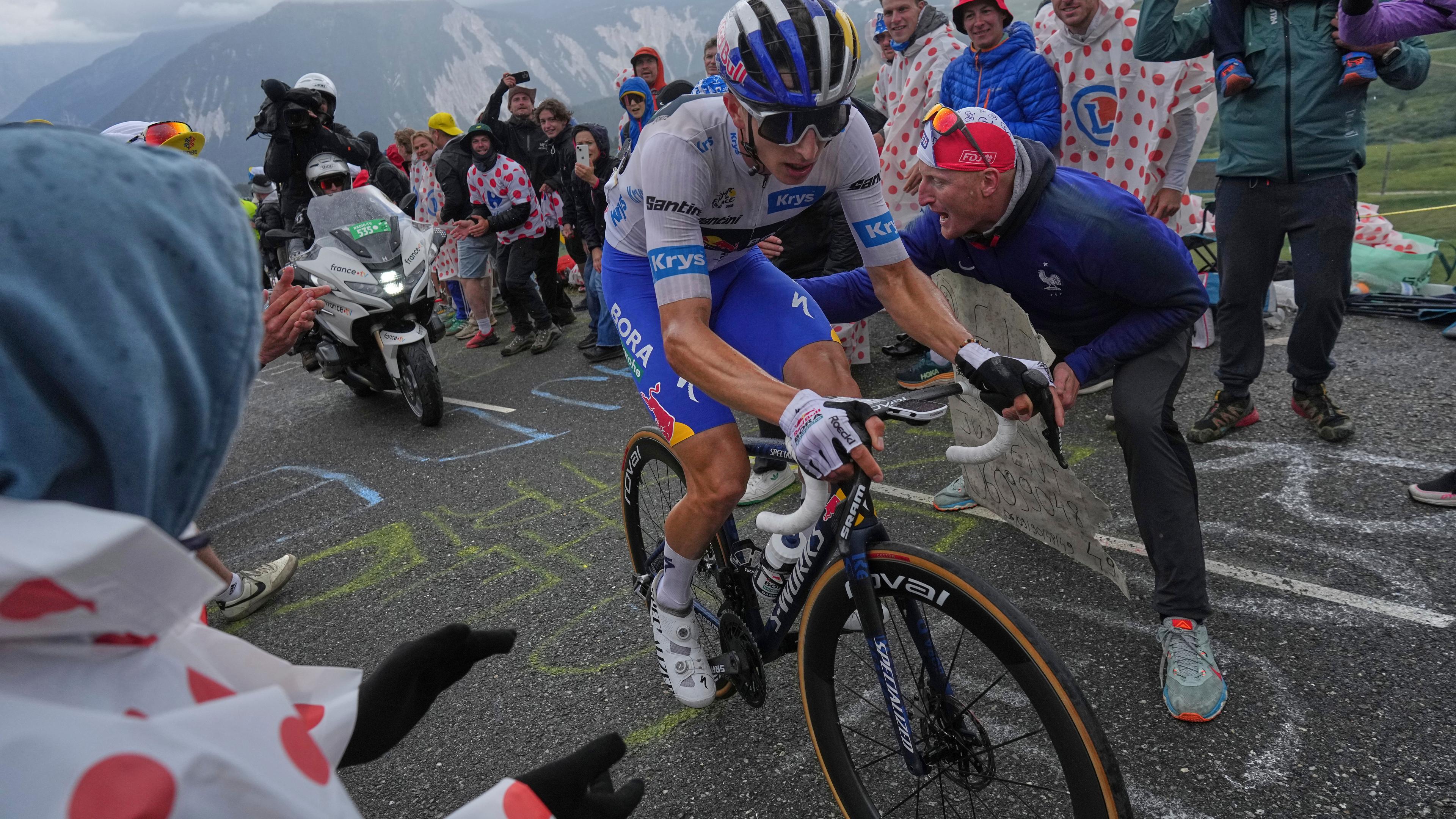 Tour de France, 18. Etappe. Florian Lipowitz auf dem Rad bei einem Anstieg