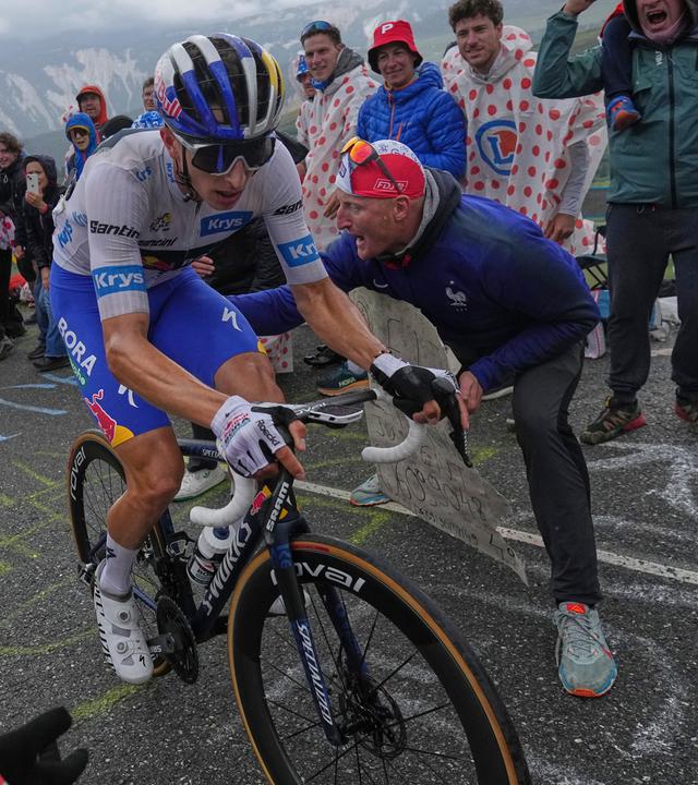 Tour de France, 18. Etappe. Florian Lipowitz auf dem Rad bei einem Anstieg