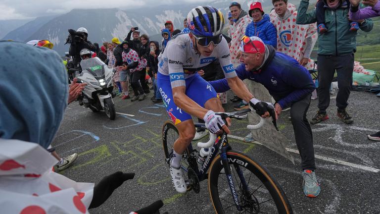 Tour de France, 18. Etappe. Florian Lipowitz auf dem Rad bei einem Anstieg