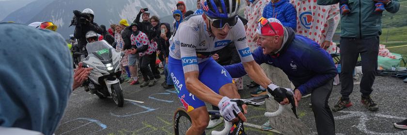 Tour de France, 18. Etappe. Florian Lipowitz auf dem Rad bei einem Anstieg