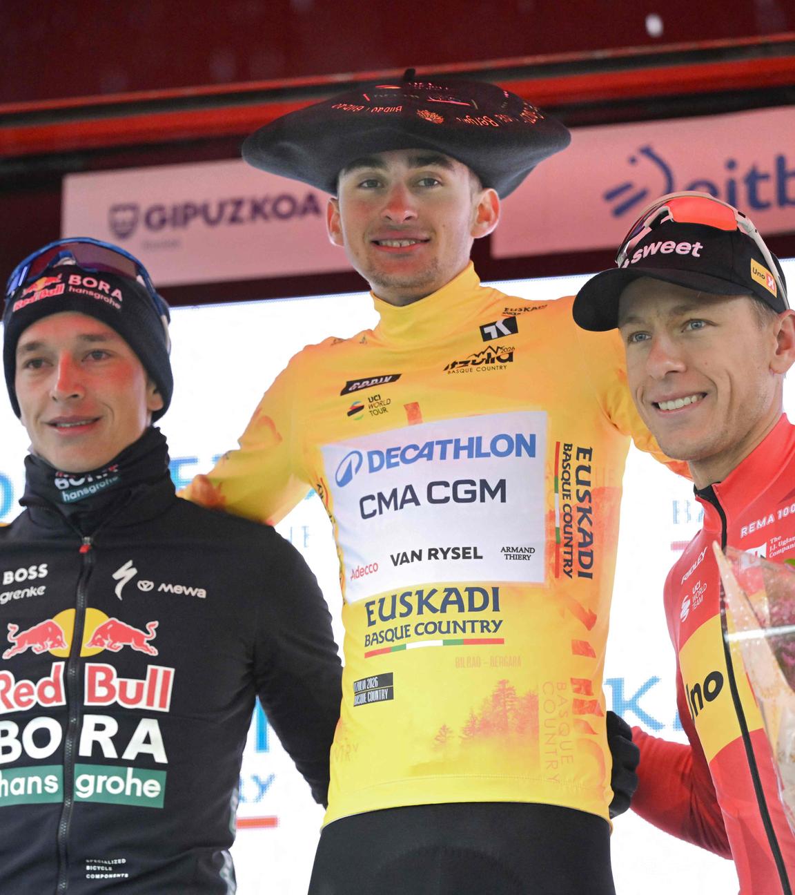 Florian Lipowitz, Paul Seixas und Tobias Johannessen zusammen auf dem Podest nach der 6. Etappe am 11.04.2026 in Bergara.