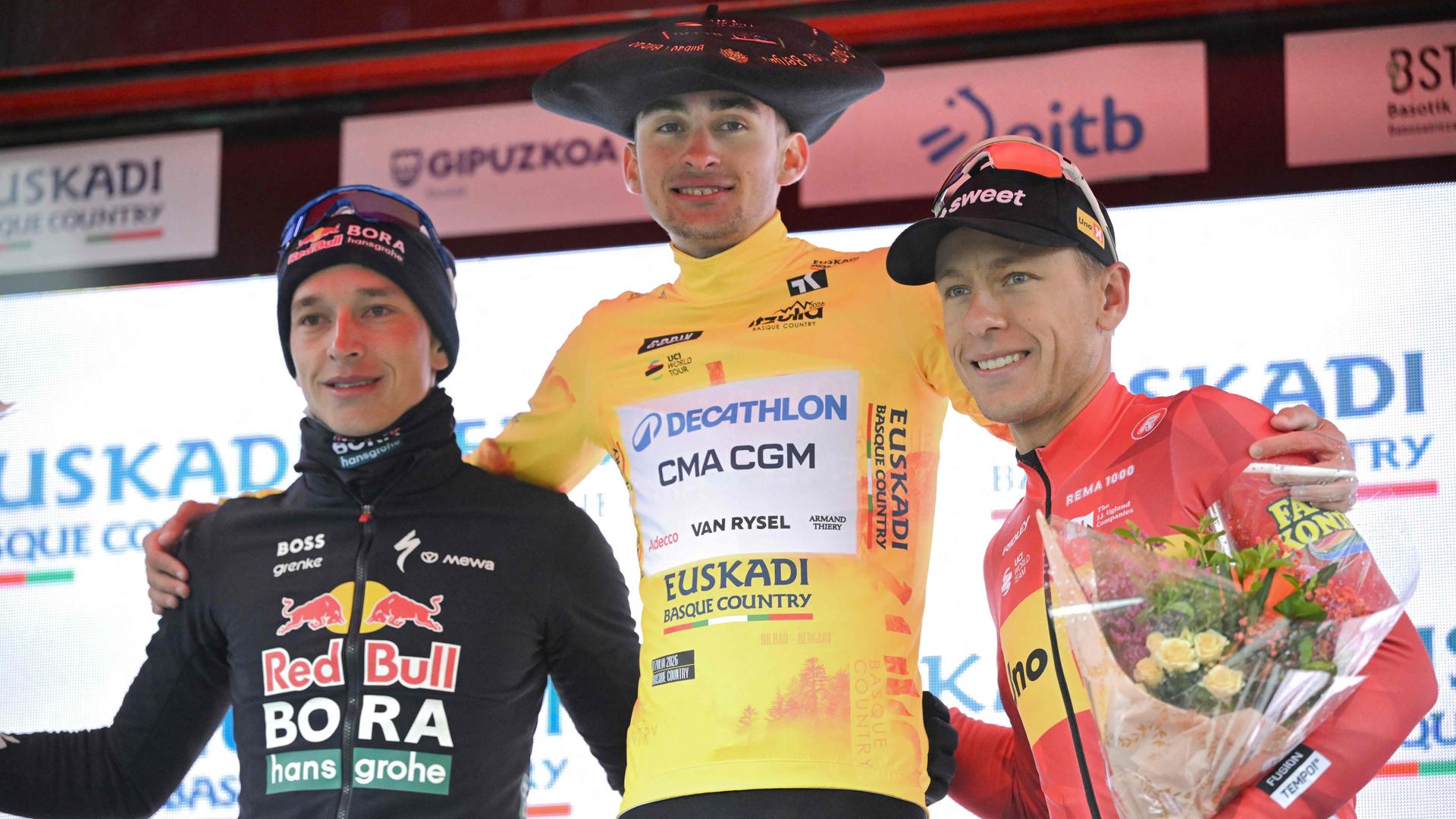 Florian Lipowitz, Paul Seixas und Tobias Johannessen zusammen auf dem Podest nach der 6. Etappe am 11.04.2026 in Bergara.