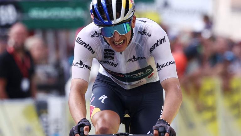 Florian Lipowitz vom Team Red-Bull-Bora-hansgrohe kommt ins Ziel, aufgenommen am 14.06.2025