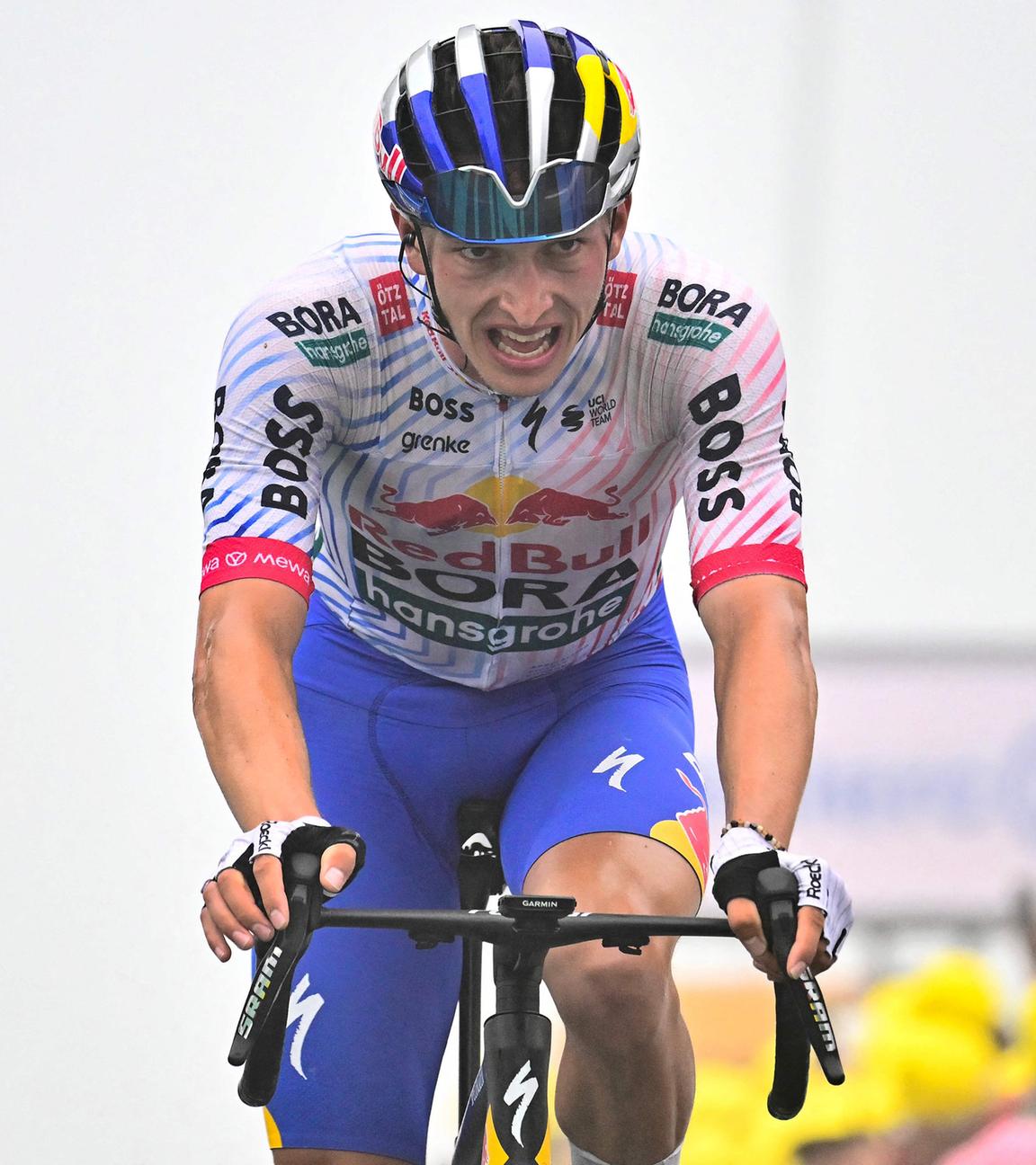 Der deutsche Fahrer Florian Lipowitz radelt zur Ziellinie der 14. Etappe der 112. Tour de France, 182,6 km zwischen Pau und Luchon-Superbagneres in den Pyrenäen im Südwesten Frankreichs
