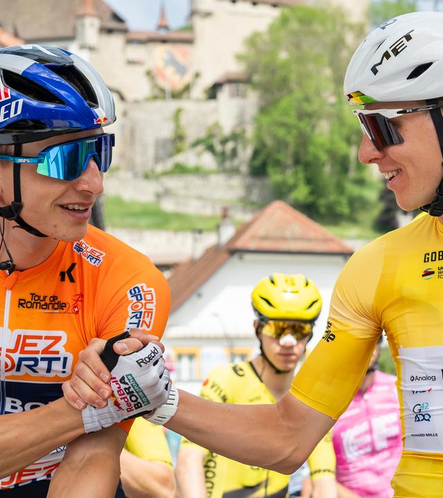 Radfahrsportler Florian Lipowitz (l) aus Deutschland und Tadej Pogacar aus Slowenien warten am Start der Tour de Romandie der UCI World Tour in Lucens, Schweiz, am 03.05.2026.