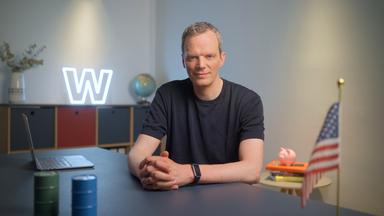 Florian Neuhann im Studio von WISO - Wirtschaft erklärt