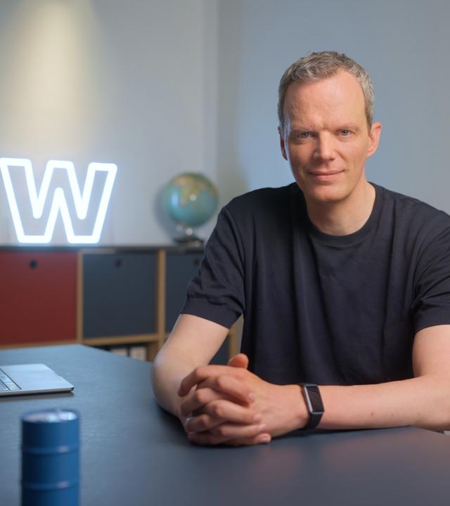 Florian Neuhann im Studio von WISO - Wirtschaft erklärt