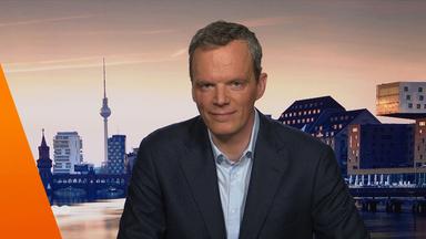 ZDF-Wirtschaftskorrespondent Florian Neuhann vor einem Foto der Berliner Skyline