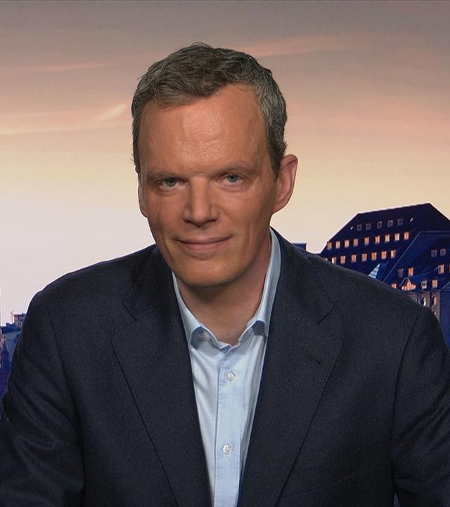 ZDF-Wirtschaftskorrespondent Florian Neuhann vor einem Foto der Berliner Skyline