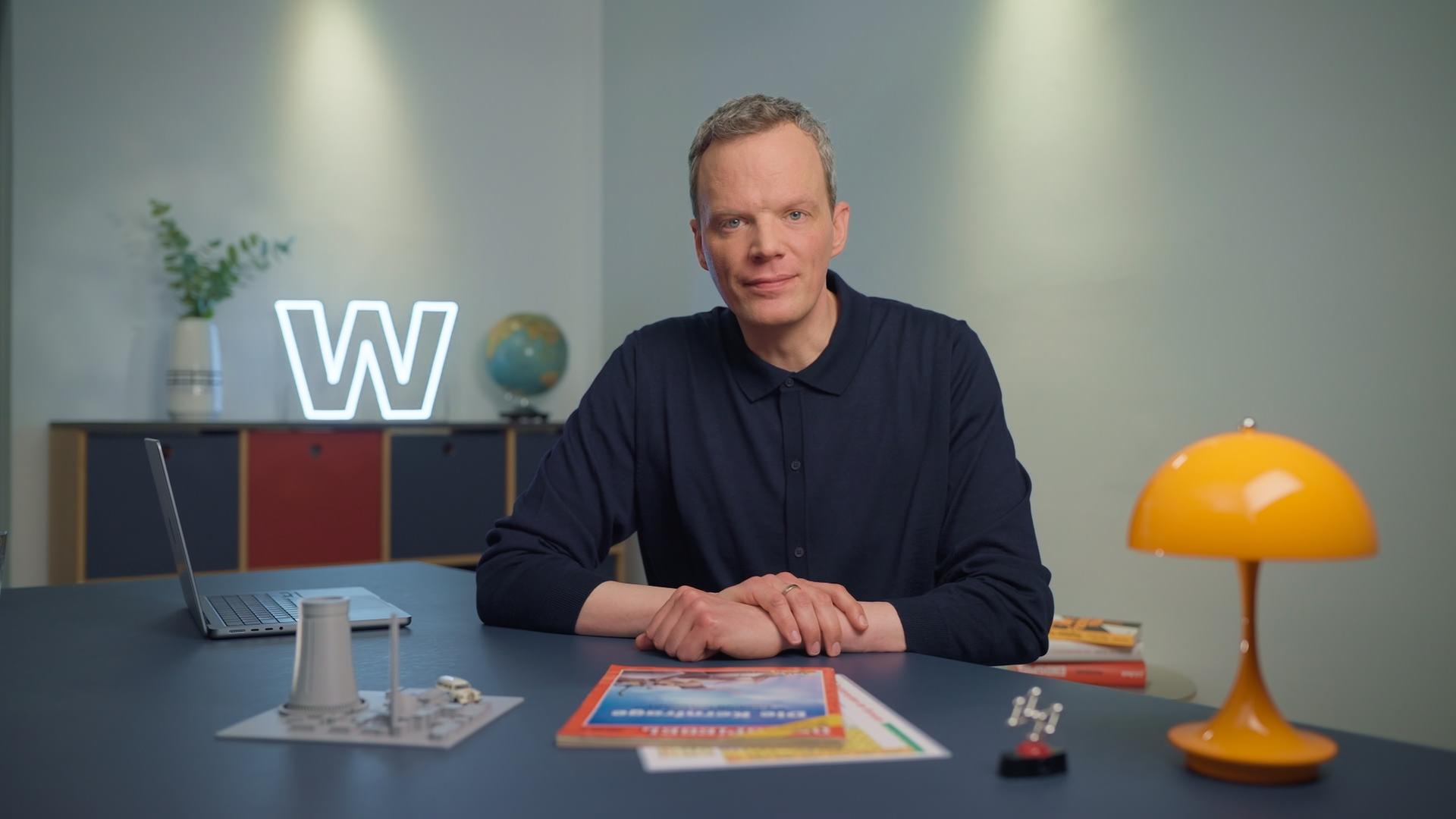 ZDF-Wirtschaftskorrespondent Florian Neuhann im Studio von "WISO - Wirtschaft erklärt"