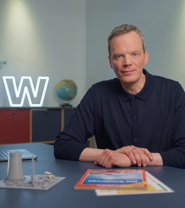 ZDF-Wirtschaftskorrespondent Florian Neuhann im Studio von "WISO - Wirtschaft erklärt"