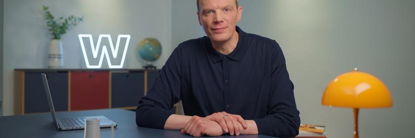 ZDF-Wirtschaftskorrespondent Florian Neuhann im Studio von "WISO - Wirtschaft erklärt"