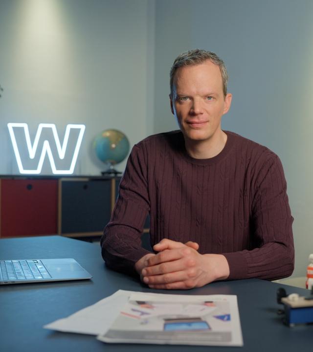 ZDF-Wirtschaftskorrespondent Florian Neuhann im Studio von "WISO - Wirtschaft erklärt"