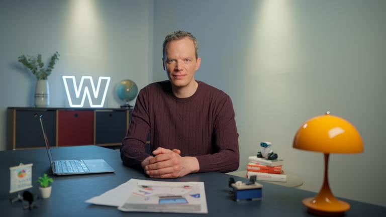 ZDF-Wirtschaftskorrespondent Florian Neuhann im Studio von "WISO - Wirtschaft erklärt"