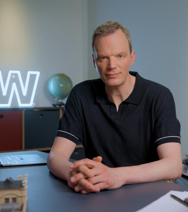 ZDF-Wirtschaftskorrespondent Florian Neuhann im Studio von "WISO - Wirtschaft erklärt"