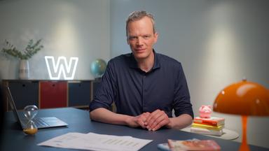ZDF-Wirtschaftskorrespondent Florian Neuhann im Studio von "WISO - Wirtschaft erklärt"