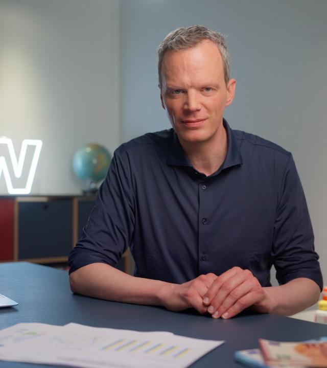 ZDF-Wirtschaftskorrespondent Florian Neuhann im Studio von "WISO - Wirtschaft erklärt"