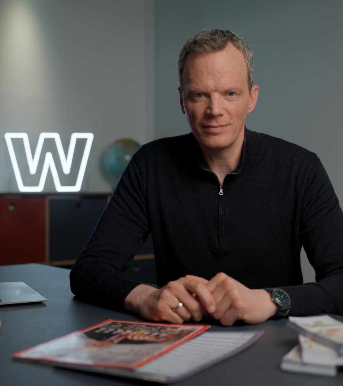 ZDF-Wirtschaftsexperte Florian Neuhann im Studio von "WISO - Wirtschaft erklärt: Zoll-Chaos - Die Bilanz"