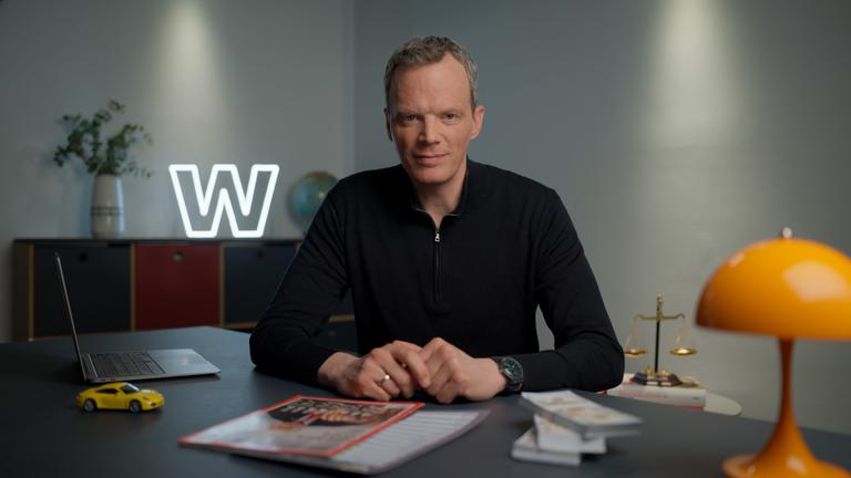 ZDF-Wirtschaftsexperte Florian Neuhann im Studio von "WISO - Wirtschaft erklärt: Zoll-Chaos - Die Bilanz"