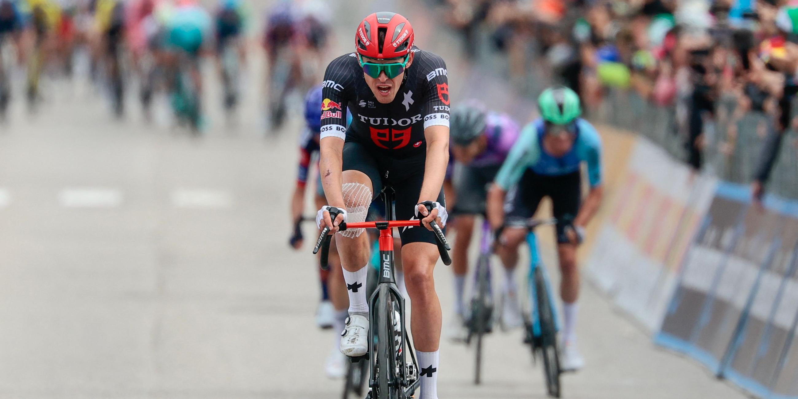 Deutschlands Florian Stork vom Team Tudor Pro Cycling erreicht als zweiter das Ziel bei der 15. Etappe des Giro d'Italia am 25.05.2025.