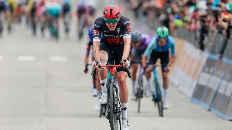Deutschlands Florian Stork vom Team Tudor Pro Cycling erreicht als zweiter das Ziel bei der 15. Etappe des Giro d'Italia am 25.05.2025.