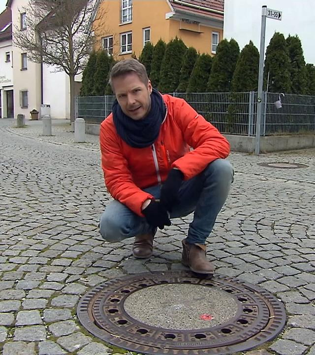 Florian Weiss an einem Gullydeckel