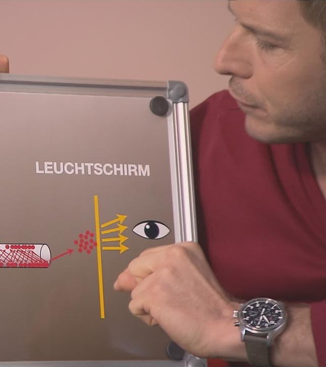 Florian Weiss erklärt die Funktionsweise eines Nachtsichtgeräts
