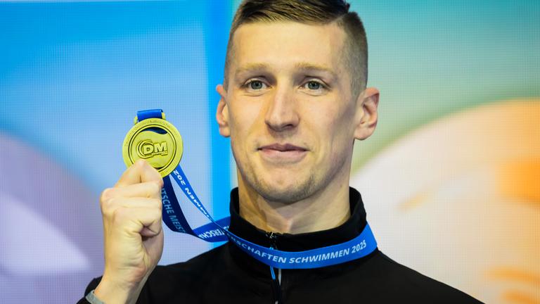 Berlin: Schwimmen: Deutsche Meisterschaft, SSE Europasportpark Berlin - 1500m Freistil MaÌ_nner, schnellster Zeitlauf: Florian Wellbrock mit Goldmedaille bei der Siegerehrung.