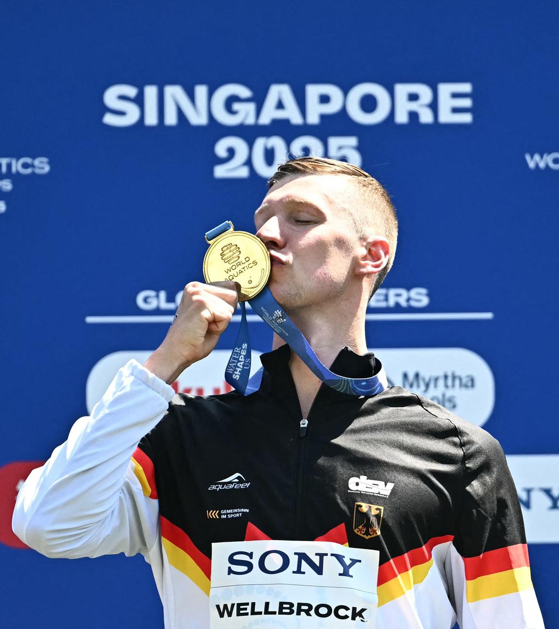 Florian Wellbrock feiert mit seiner Goldmedaille auf dem Podium