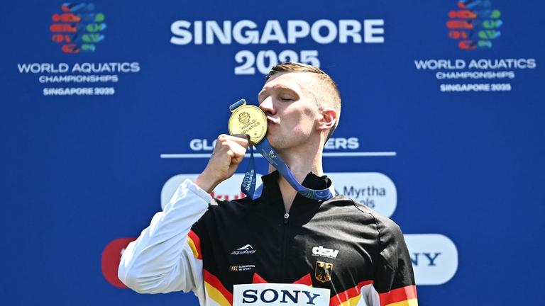 Florian Wellbrock feiert mit seiner Goldmedaille auf dem Podium