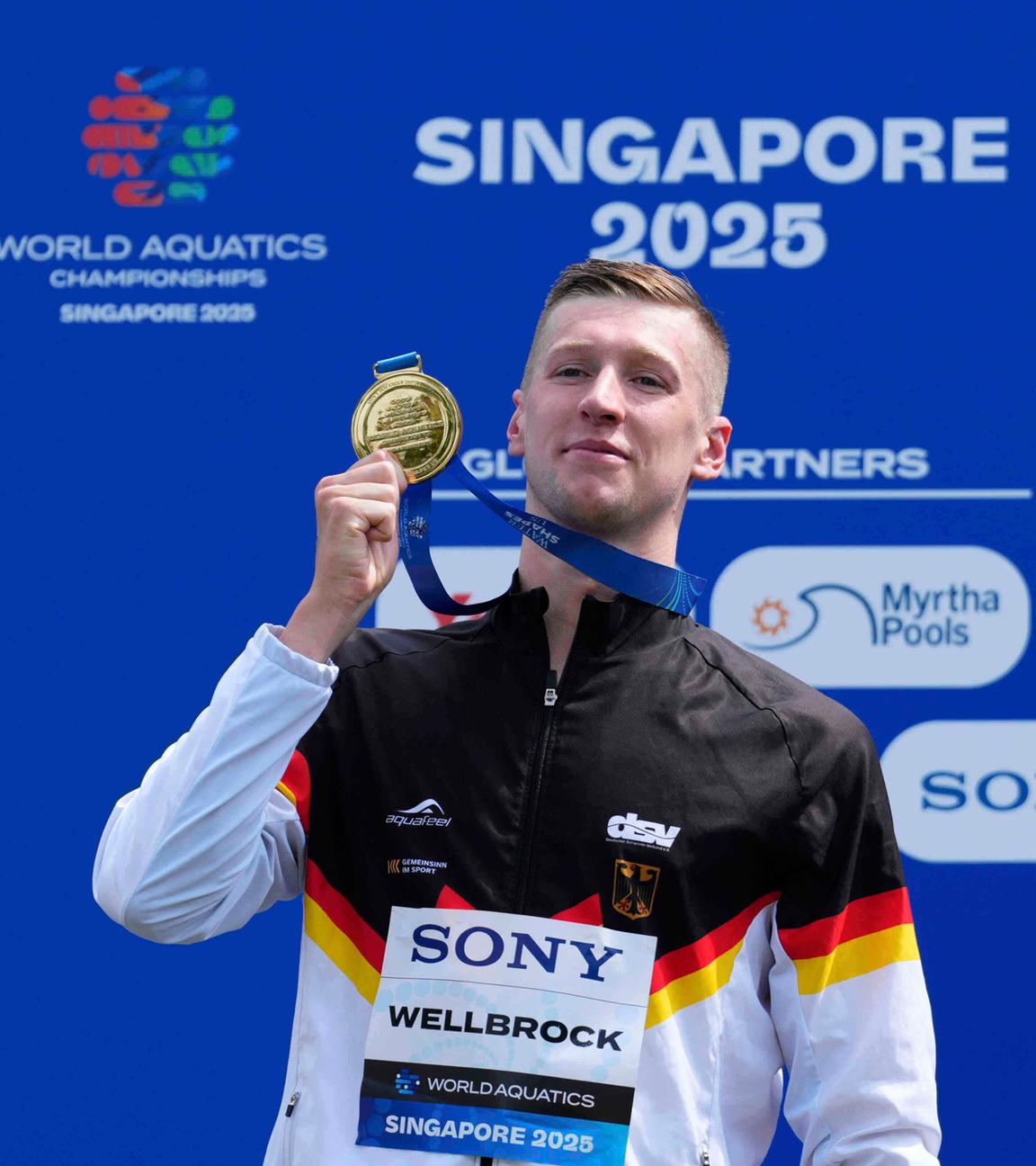 Singapur: Schwimmen: Weltmeisterschaft; Freiwasser - Knockout Sprint, Männer: Der deutsche Goldmedaillengewinner Florian Wellbrock posiert auf dem Podium nach seinem Sieg beim 3 Kilometer Knockout Sprint der Männer im Freiwasser. Archivbild