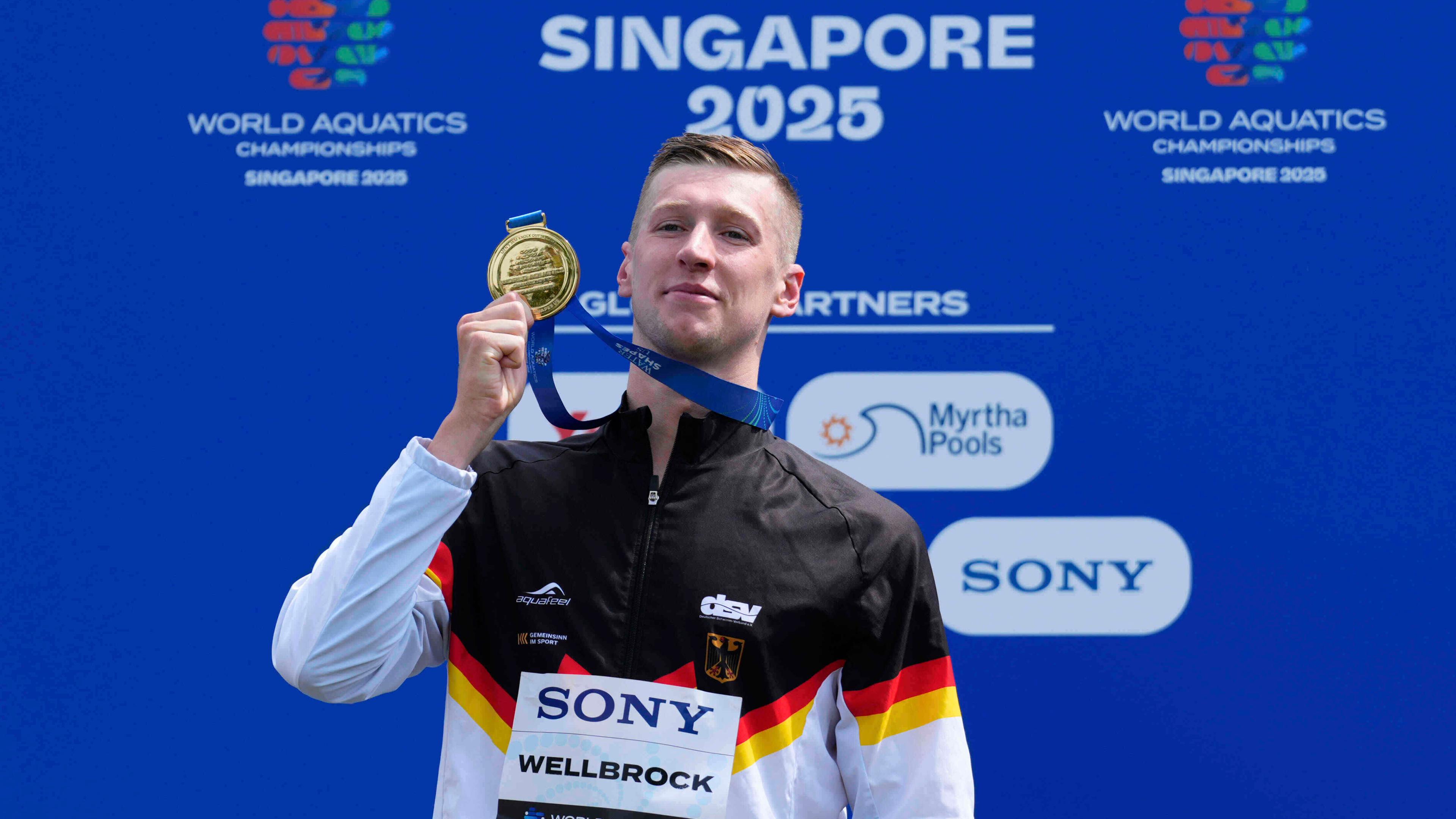Singapur: Schwimmen: Weltmeisterschaft; Freiwasser - Knockout Sprint, Männer: Der deutsche Goldmedaillengewinner Florian Wellbrock posiert auf dem Podium nach seinem Sieg beim 3 Kilometer Knockout Sprint der Männer im Freiwasser. Archivbild