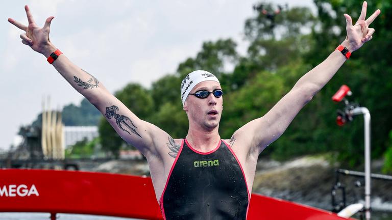 Florian Wellbrock gewinnt Gold im 3-km-Freiwasserausscheidungsrennen bei der WM 2025 in Singapur.