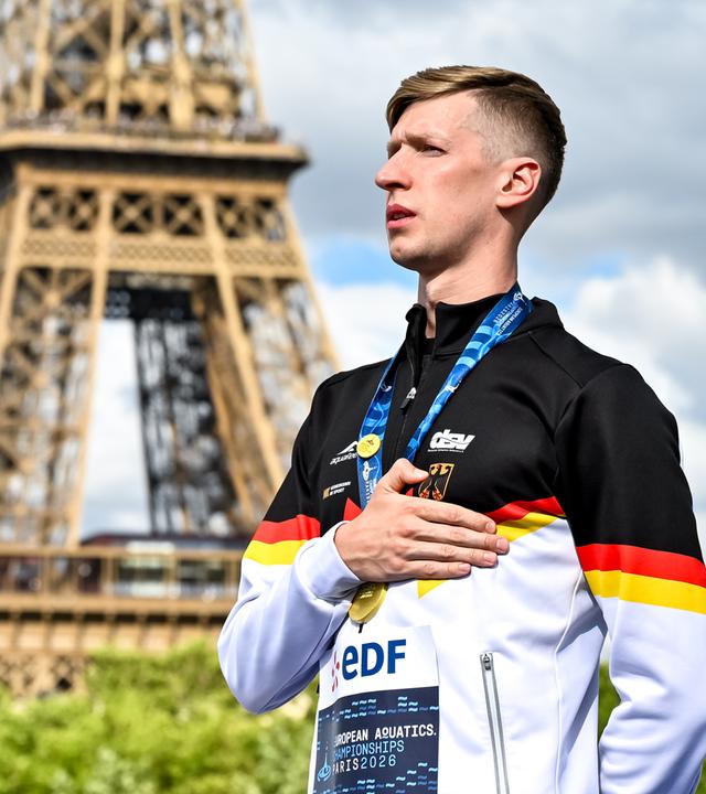 Florian Wellbrock bei der Siegerehrung nach dem 5km Rennen in Paris